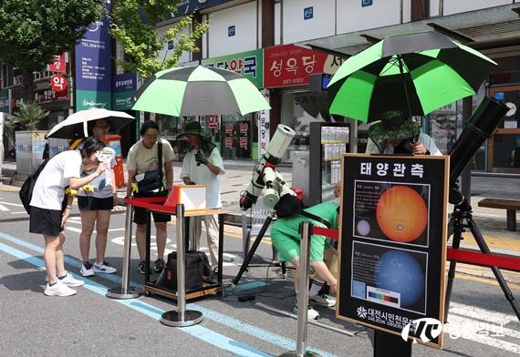 볼거리 풍성~ 0시 축제 테마부스 북적북적